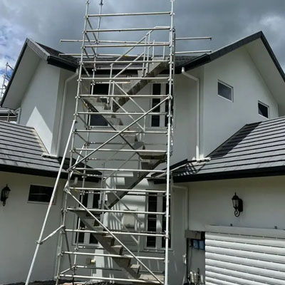 Scaffolding and access equipment set up for roof repairs increasing project costs