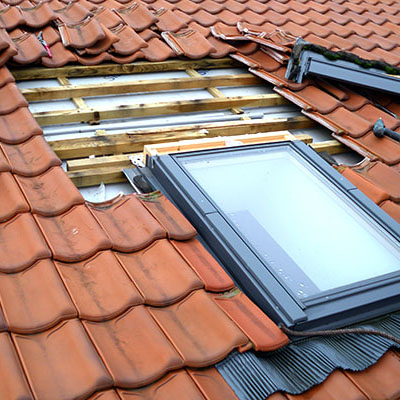 Why Skylights and Roof Windows Often Leak - Roof defect surrounding skylight
